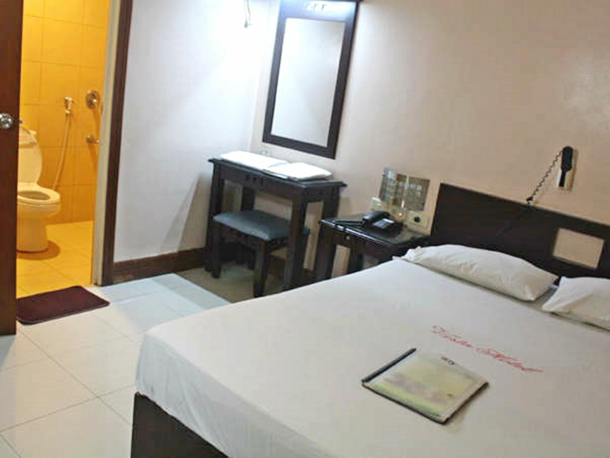 Vista Apartelle Makati City Buitenkant foto