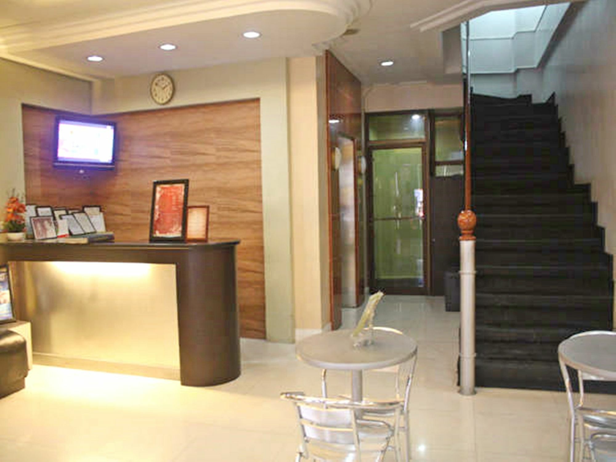 Vista Apartelle Makati City Buitenkant foto