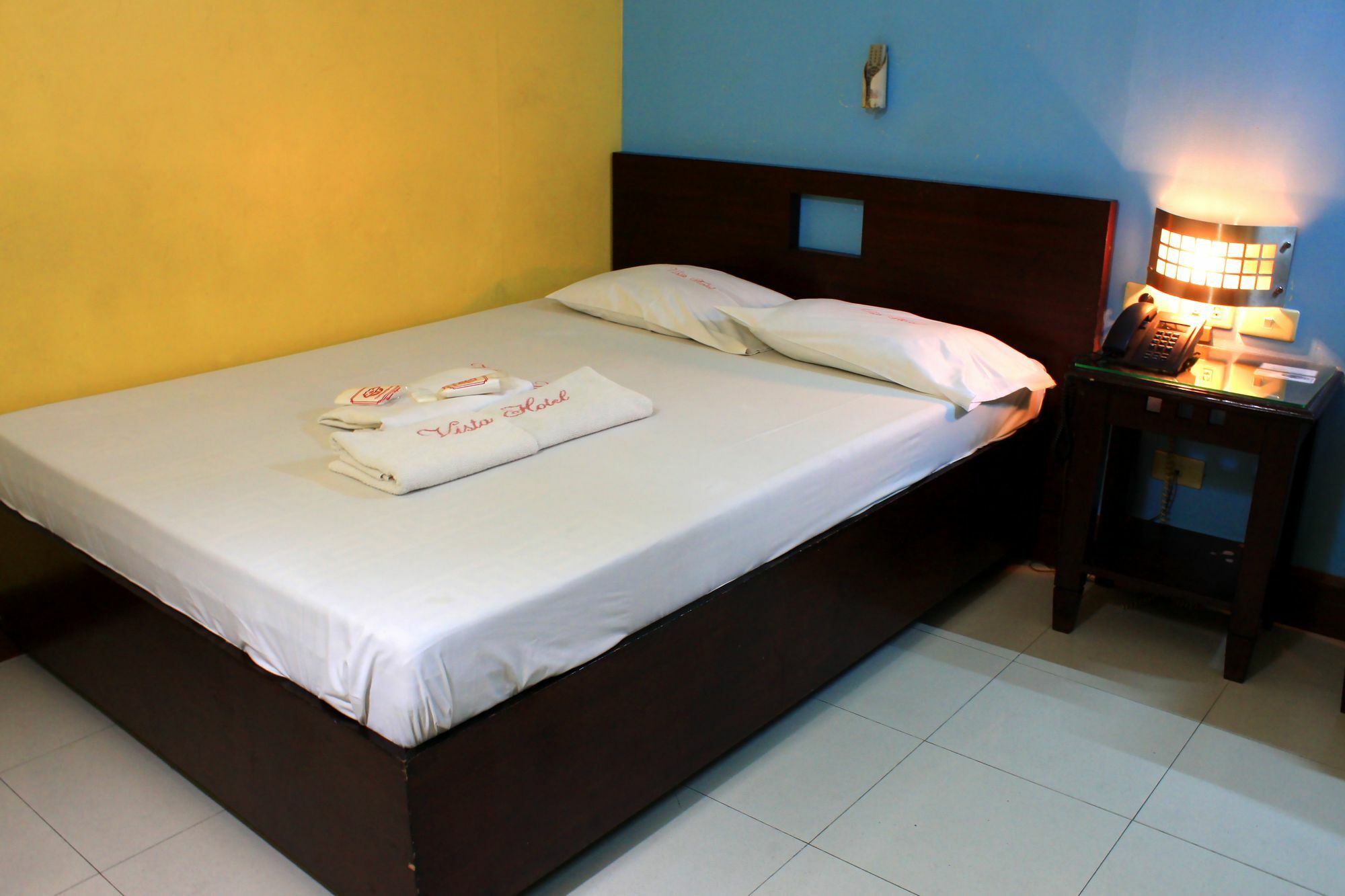 Vista Apartelle Makati City Buitenkant foto